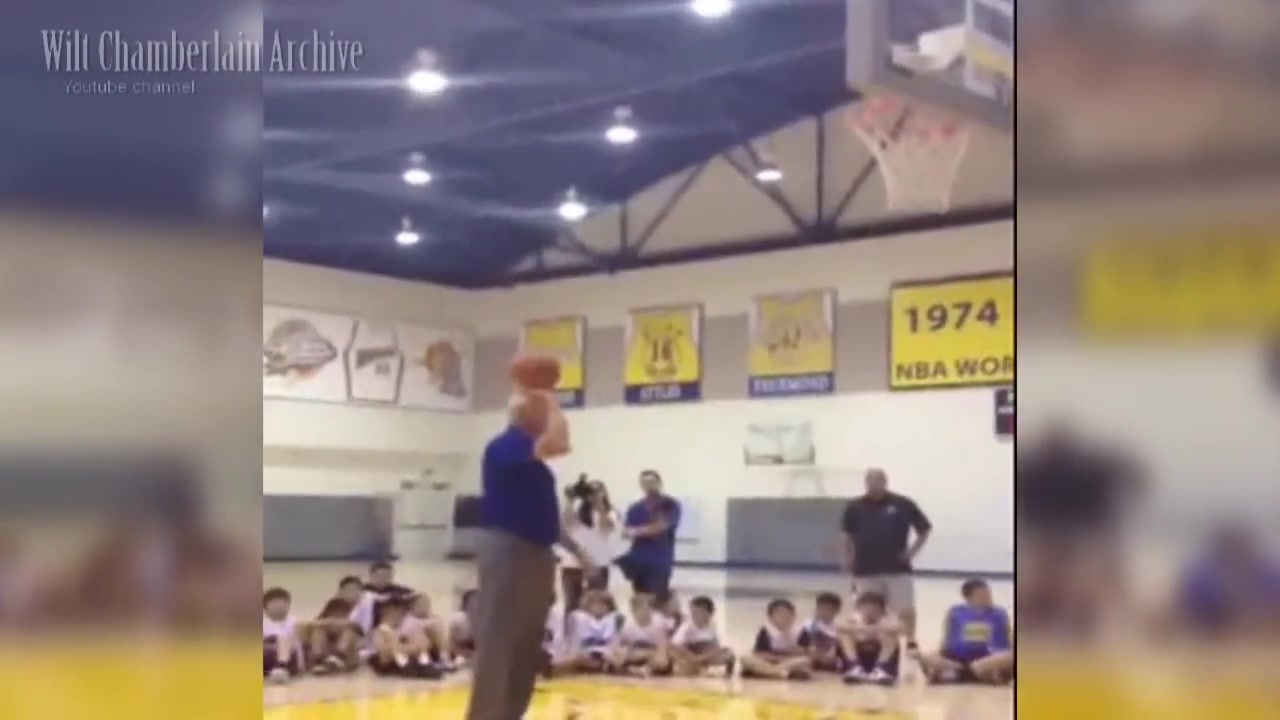  这投篮太稳了！75岁的杰里-韦斯特在训练营教小朋友如何投篮