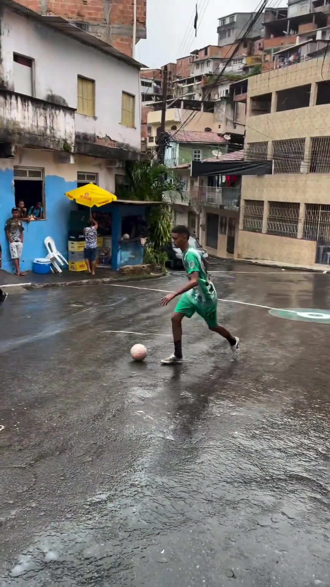  怎能没成绩？看看巴西街头足球的环境