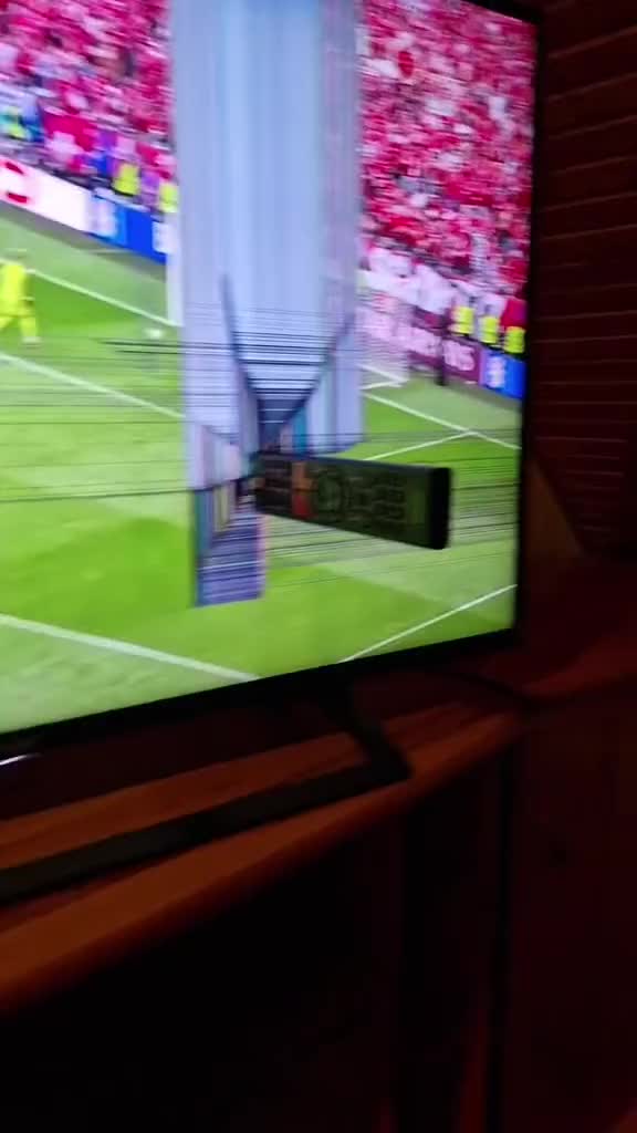  这是真生气！网友看欧洲杯怒砸电视，遥控器直接插在了屏幕里